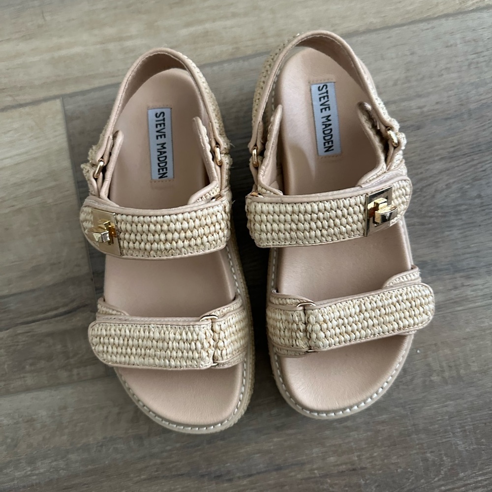Steve Madden big Mona raffia. Size 7